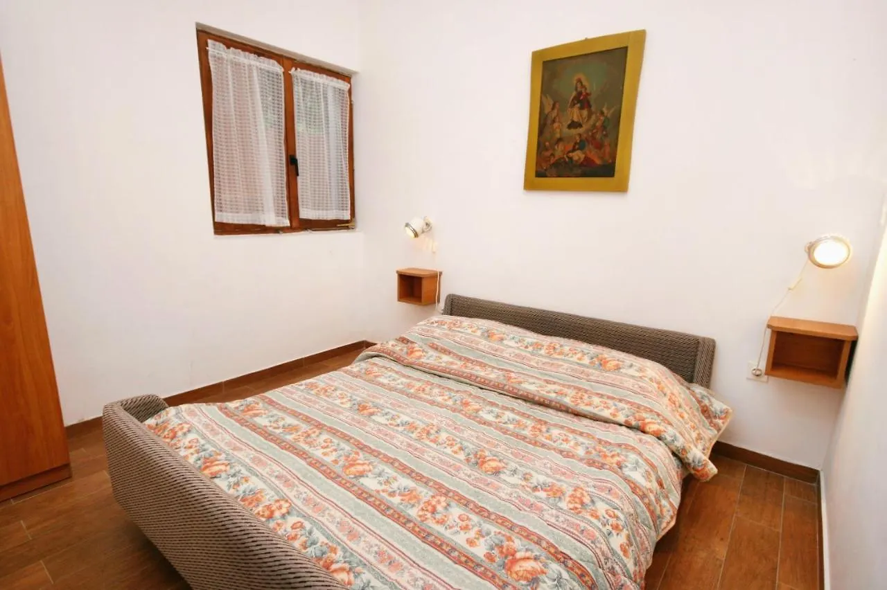 Apartments And Rooms With Parking Space Njivice, Krk - 5398 Guest house Njivice