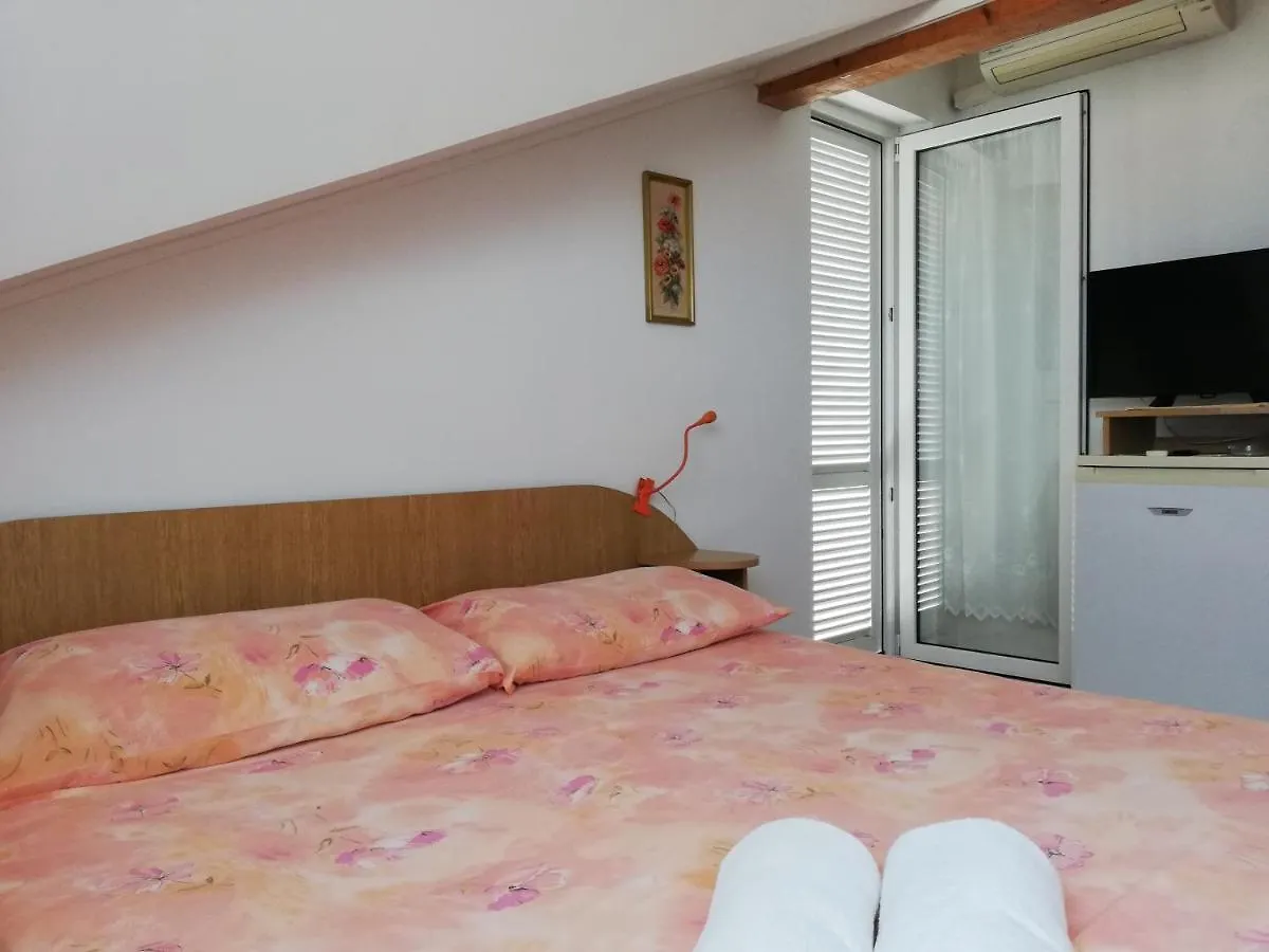 Apartments And Rooms With Parking Space Njivice, Krk - 5398 3*, Njivice Croatia