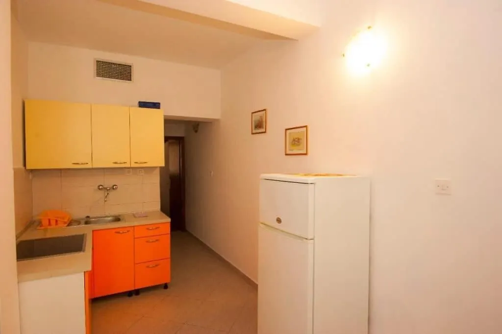 Apartments And Rooms With Parking Space Njivice, Krk - 5398 Guest house