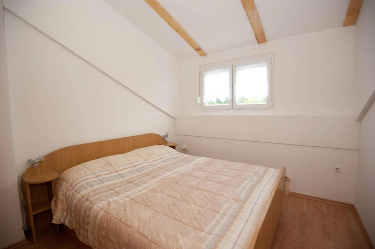 Apartments And Rooms With Parking Space Njivice, Krk - 5398 Njivice