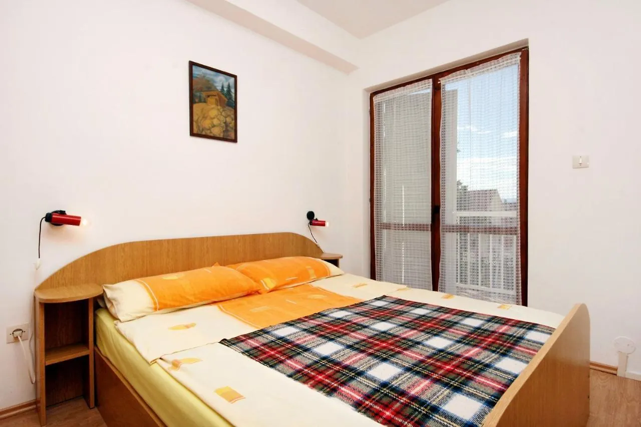 Apartments And Rooms With Parking Space Njivice, Krk - 5398 Guest house