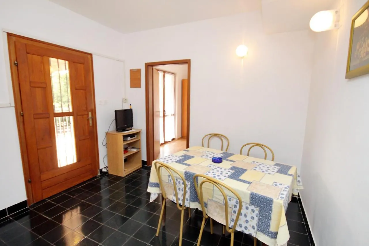 Apartments And Rooms With Parking Space Njivice, Krk - 5398