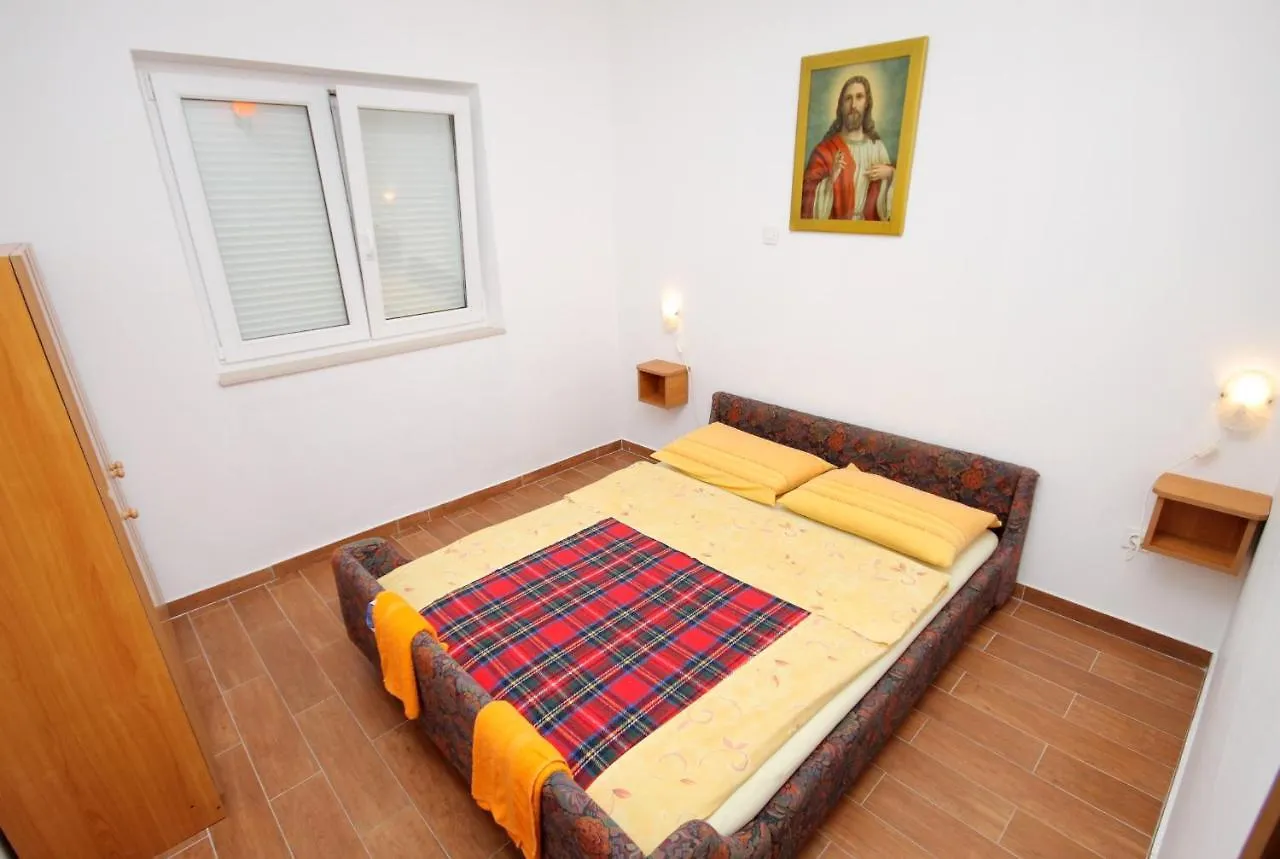 Apartments And Rooms With Parking Space Njivice, Krk - 5398 Guest house
