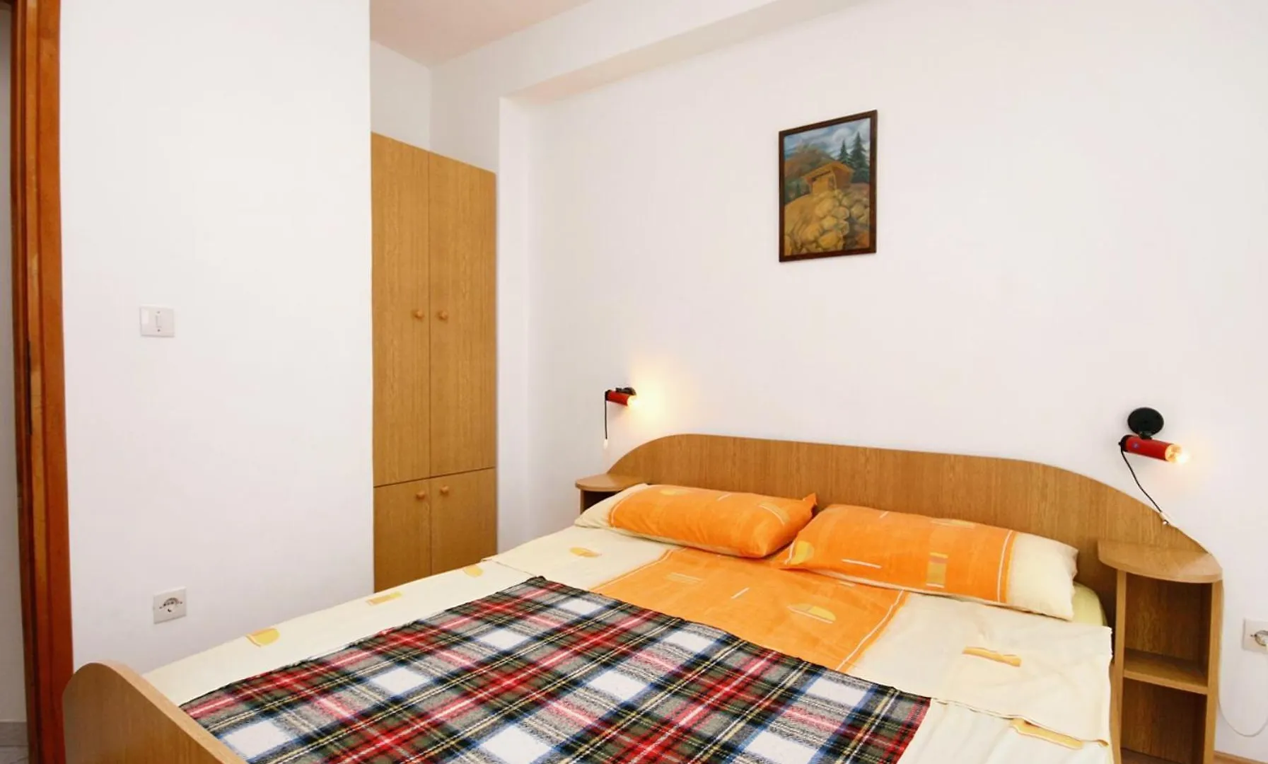 Apartments And Rooms With Parking Space Njivice, Krk - 5398 3*, Njivice