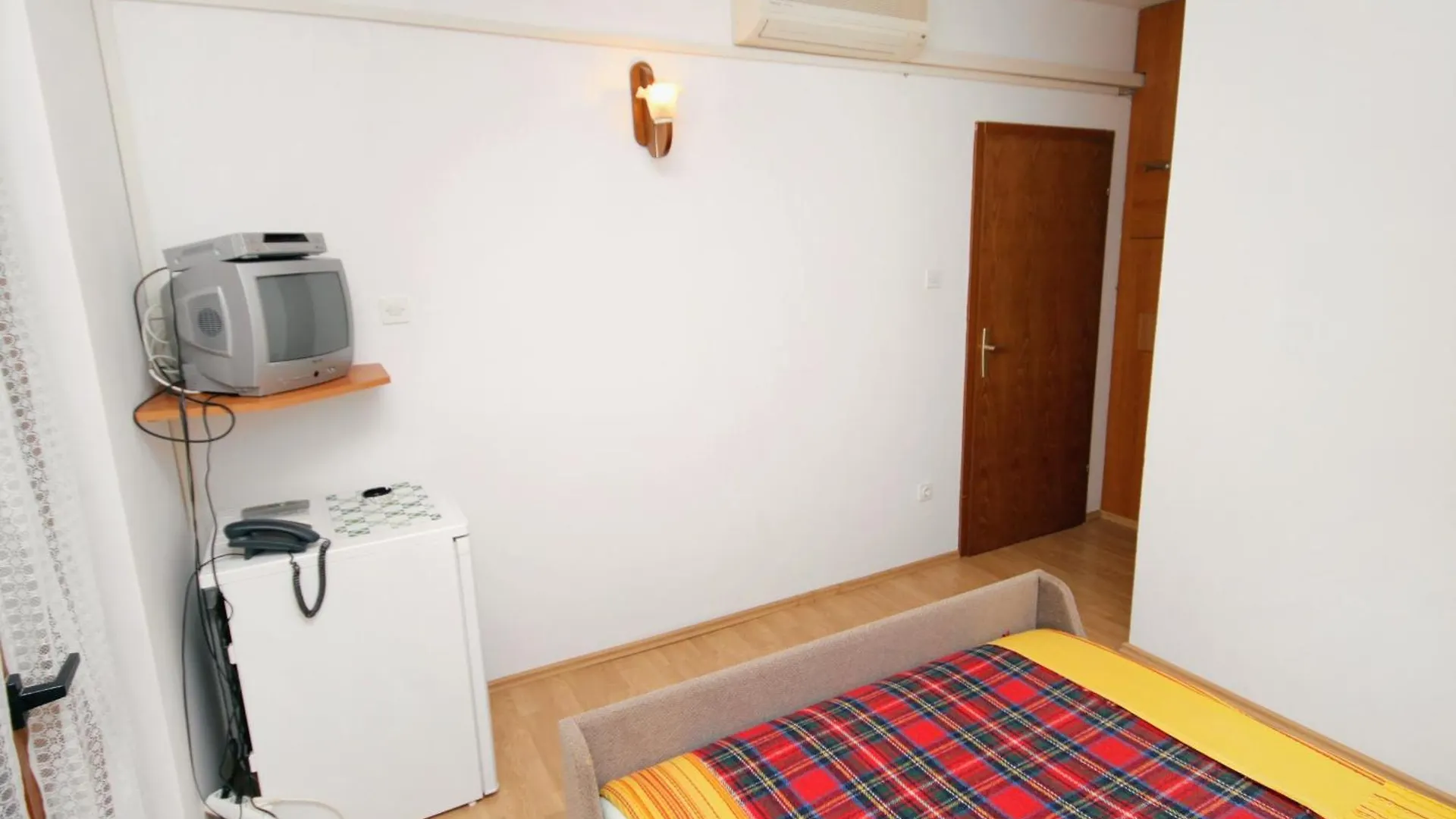 Apartments And Rooms With Parking Space Njivice, Krk - 5398 Croatia
