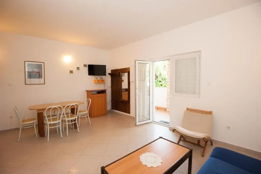 Apartments And Rooms With Parking Space Njivice, Krk - 5398 Njivice