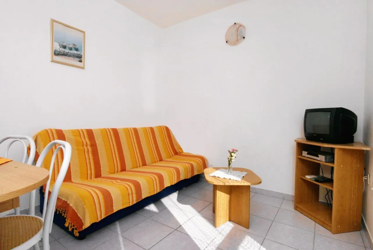 Apartments And Rooms With Parking Space Njivice, Krk - 5398 3*, Njivice