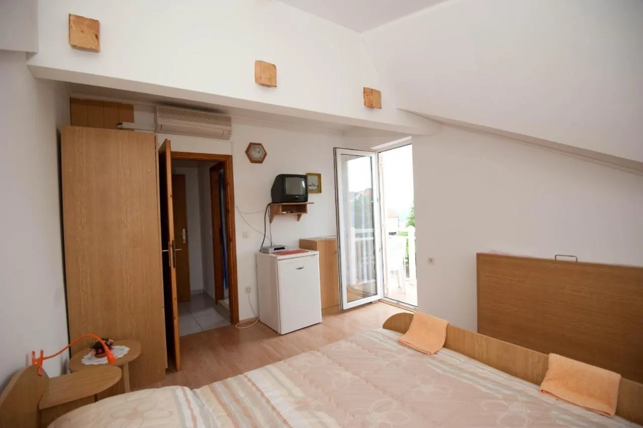 Guest house Apartments And Rooms With Parking Space Njivice, Krk - 5398