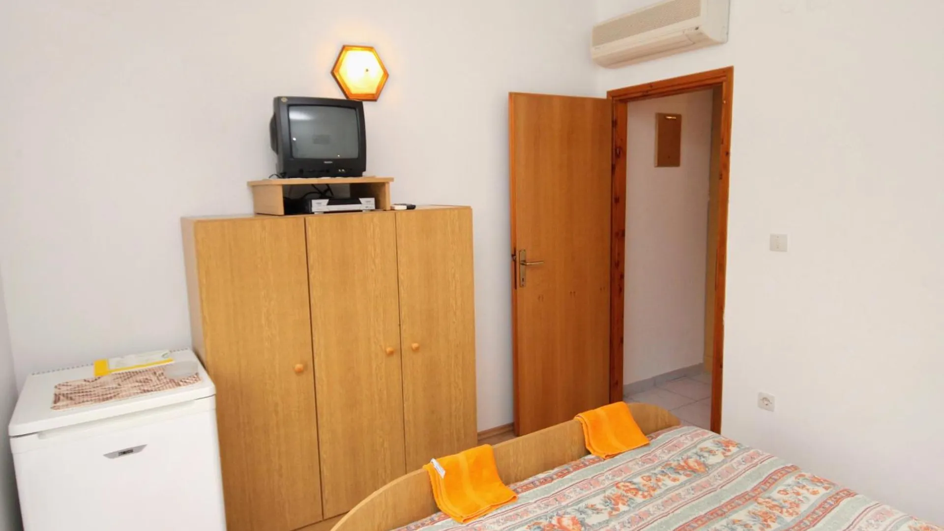 Apartments And Rooms With Parking Space Njivice, Krk - 5398 Guest house